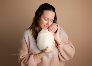 Mom and newborn photography