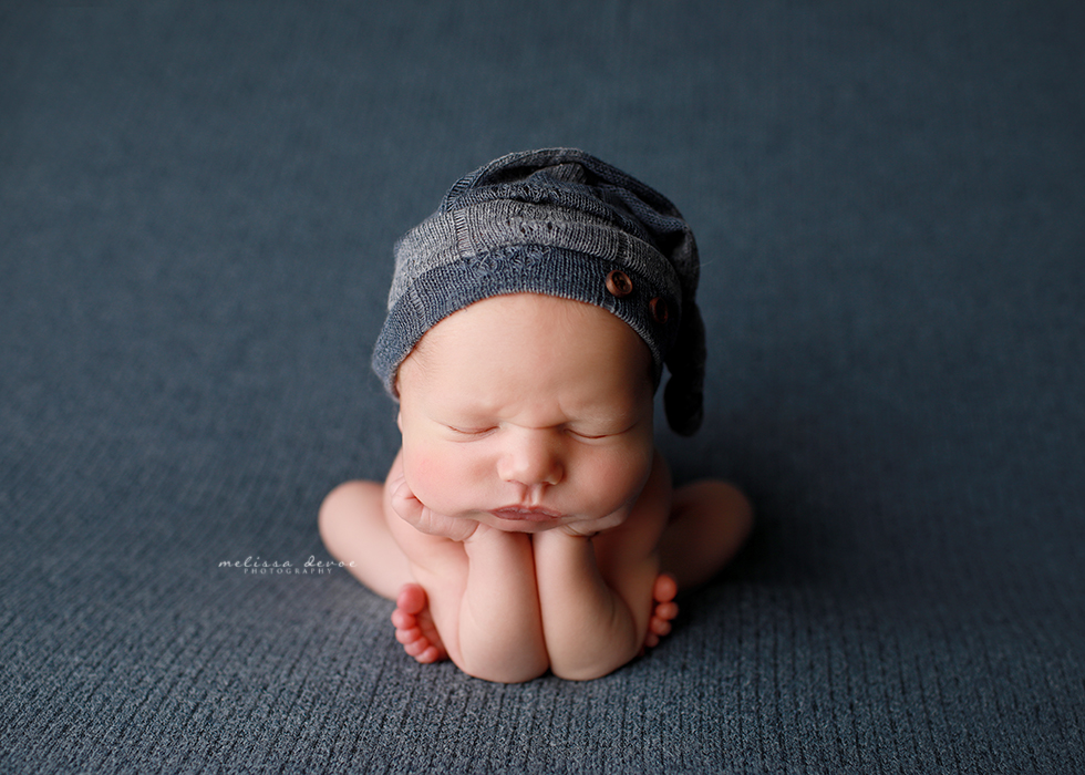 froggy pose newborn photo